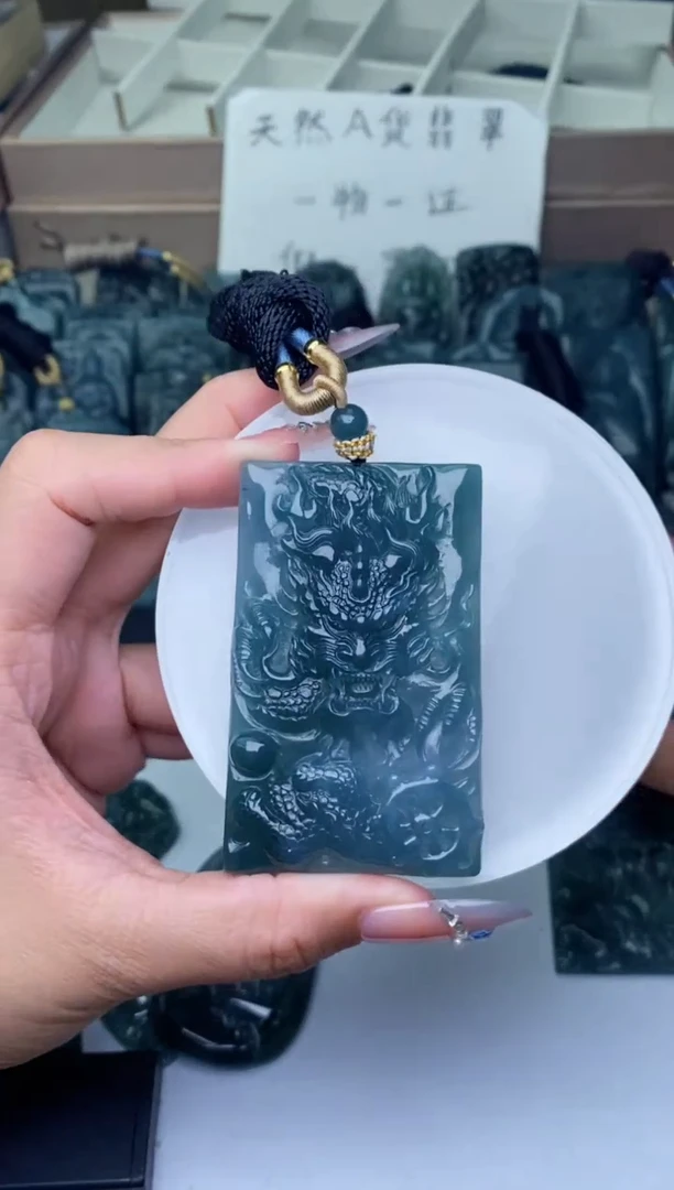 颈饰未镶嵌翡翠