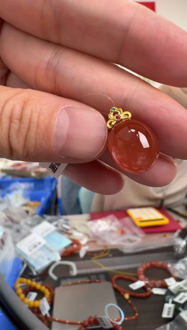 18K金镶嵌吊坠南红玛瑙冰红南红玛瑙蛋形镶18K吊坠