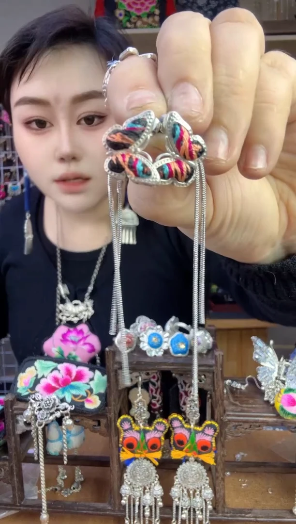 【闪购商品】刺绣纯手工苗绣非遗耳钉款