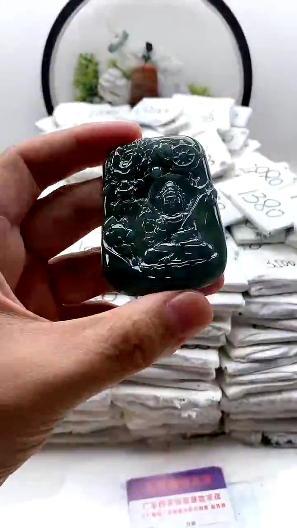 翡翠未镶嵌颈饰虚空藏