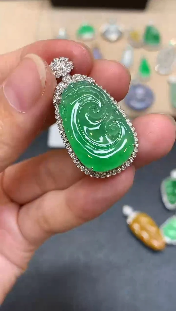 颈饰18K金镶嵌翡翠如意【无服务费