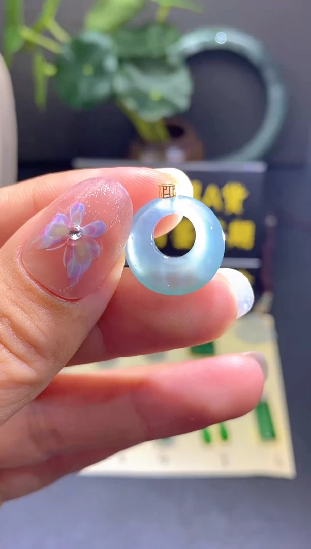 翡翠18K金镶嵌颈饰翡翠吊坠