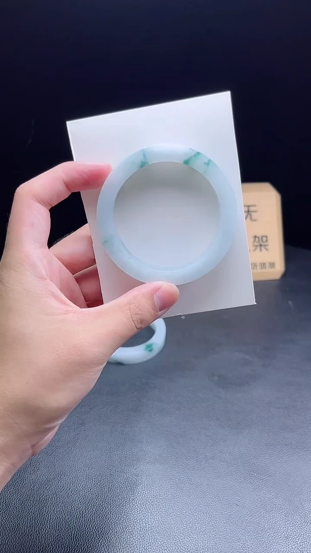 未镶嵌手镯定制翡翠春**鸢定制