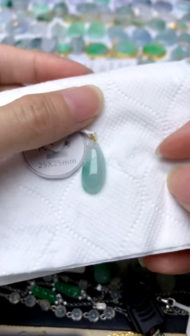 颈饰18K金镶嵌翡翠天然A货翡翠