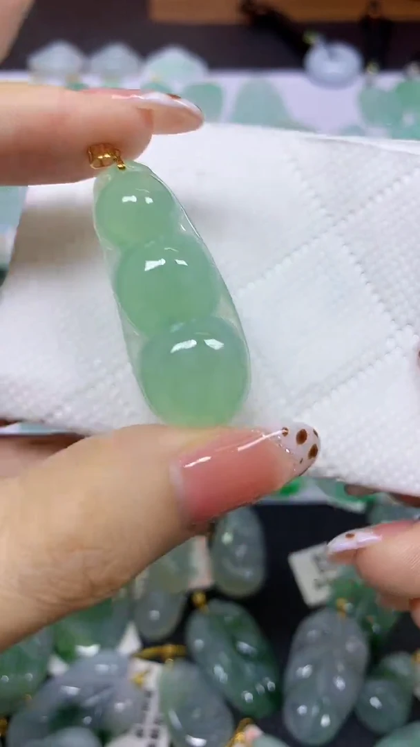 颈饰18K金镶嵌翡翠天然翡翠A货