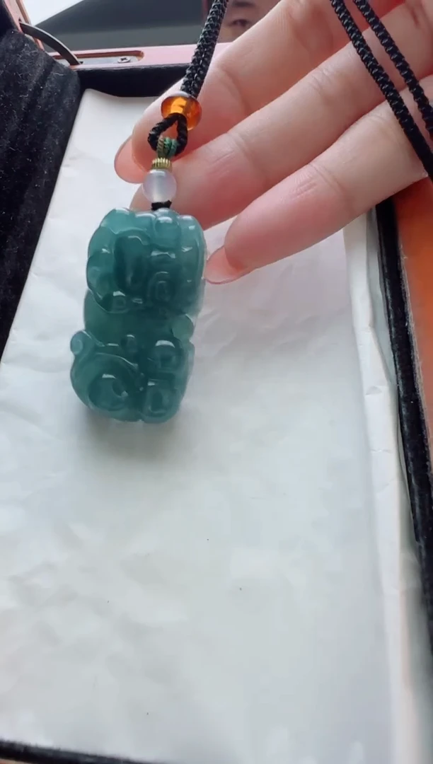 翡翠未镶嵌颈饰多样性发货其中一件