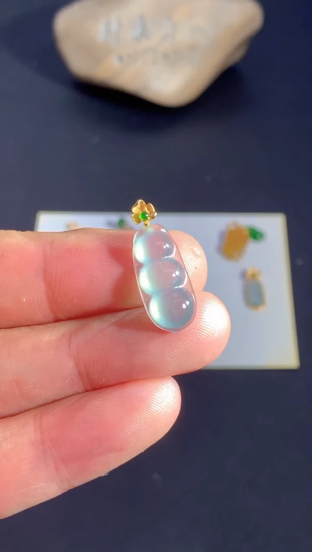 颈饰18K金镶嵌翡翠