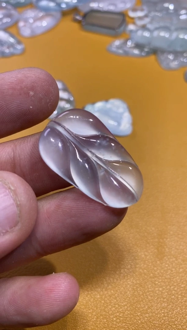 吊坠(不含链)未镶嵌翡翠叶子20000  31.6  19.1  4.4