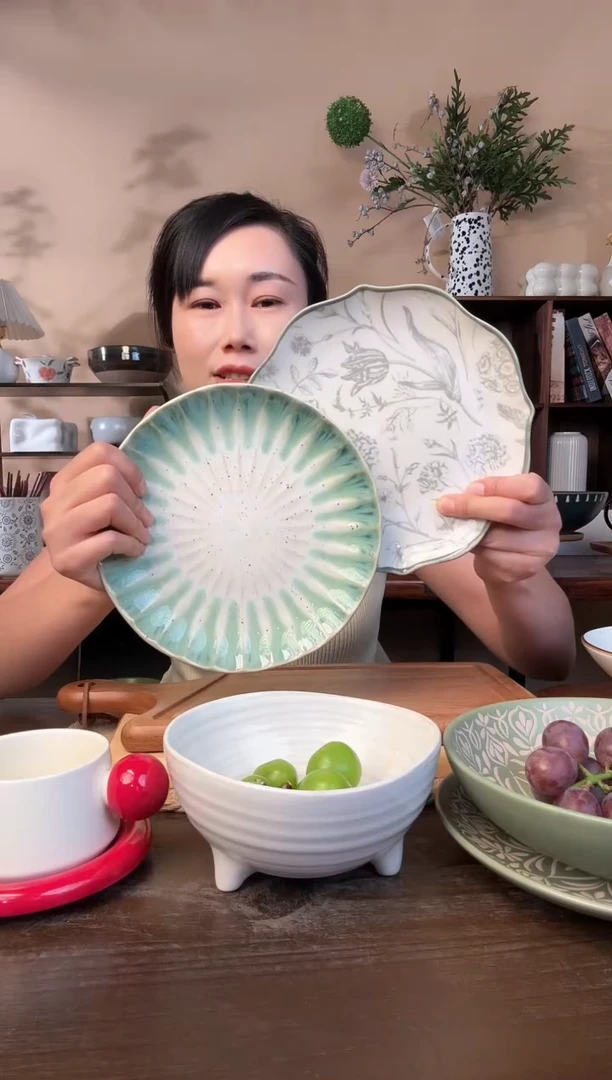 8英寸花边盘2只微瑕