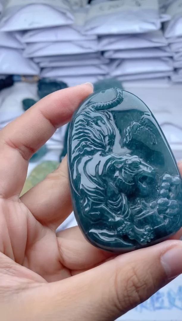 颈饰未镶嵌翡翠