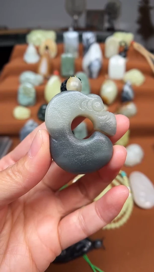 颈饰未镶嵌和田玉玉猪龙