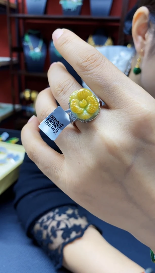 颈饰未镶嵌翡翠戒指