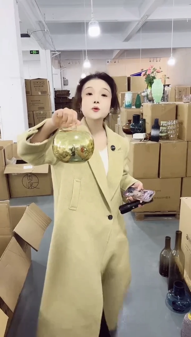 【闪购商品】玻璃私花花瓶微瑕-2WTV