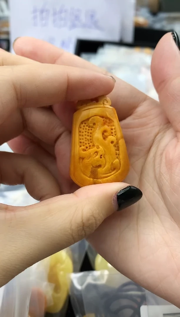 未镶嵌琥珀珠宝奇石97