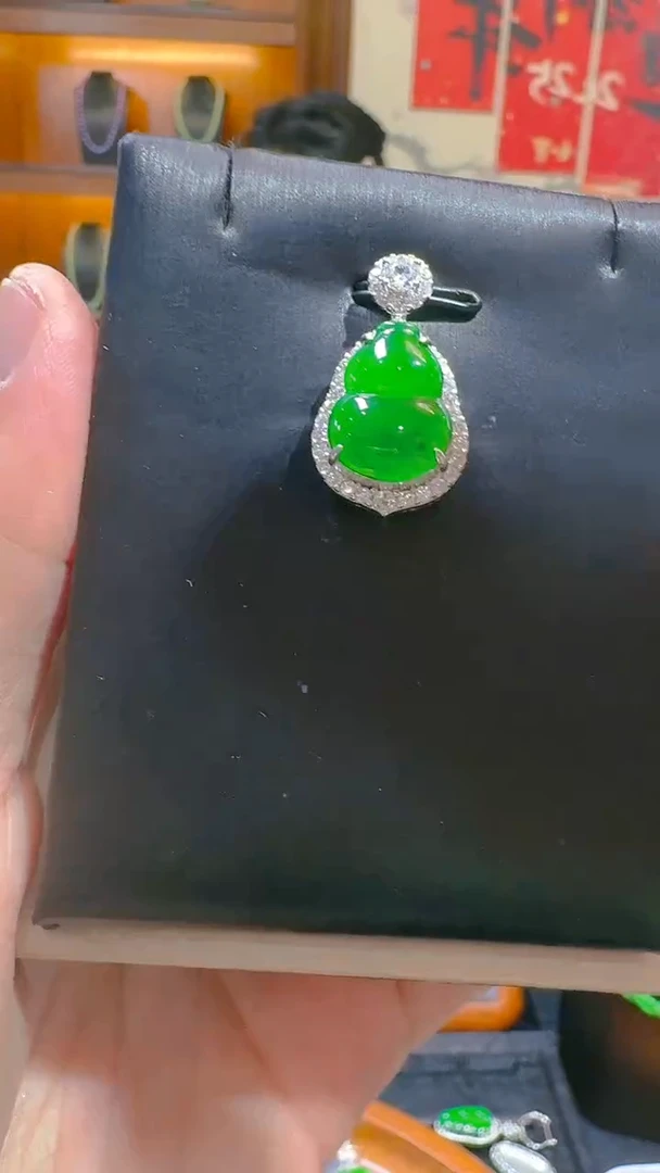 【闪购商品】翡翠吊坠(赠链)未镶嵌天然A货翡翠