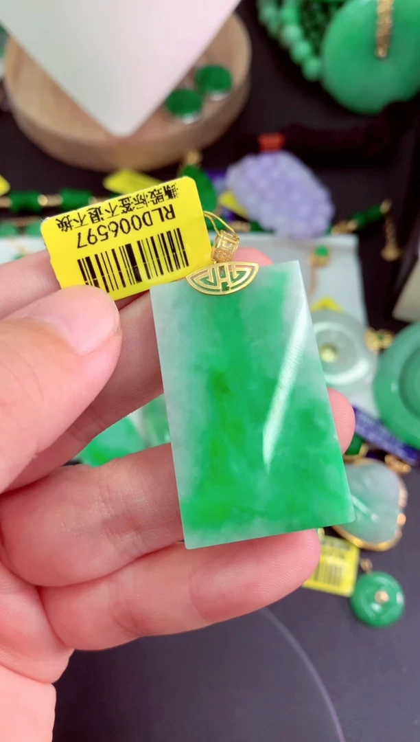 颈饰18K金镶嵌翡翠挂件