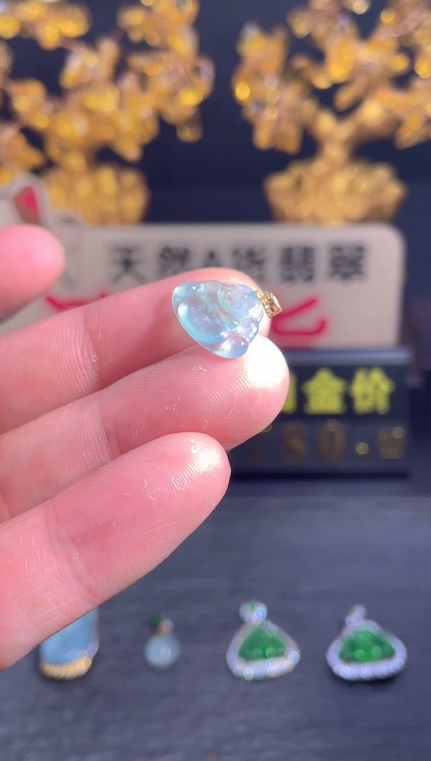 翡翠18K金镶嵌颈饰         雪花棉