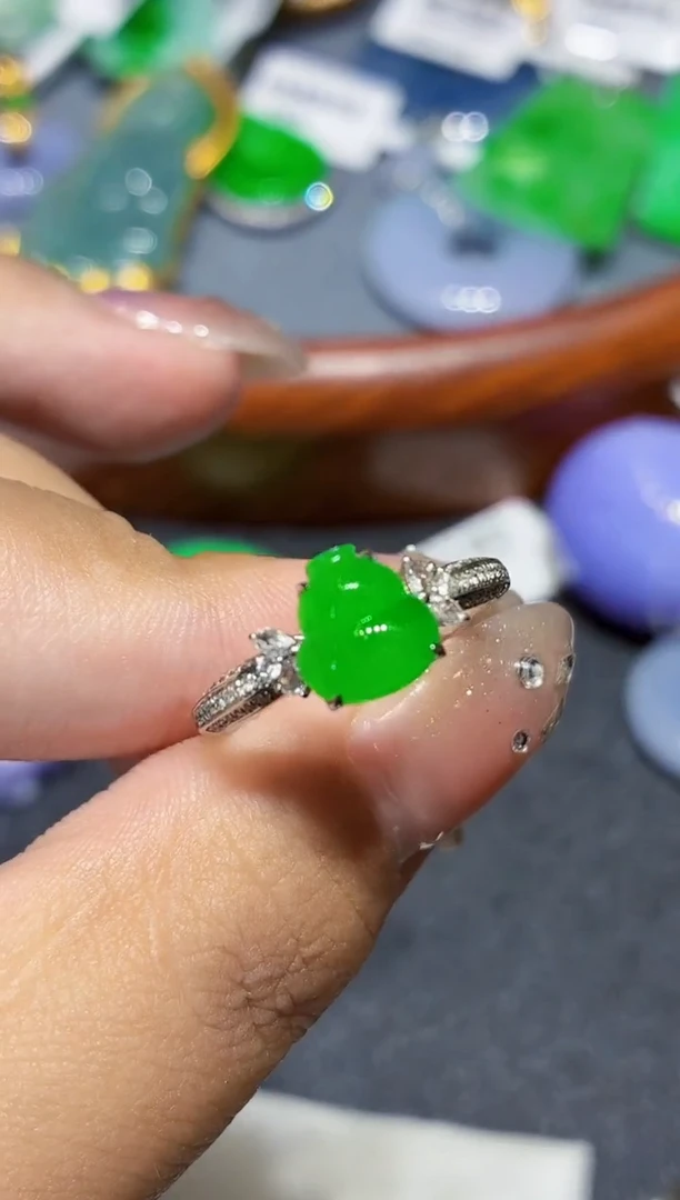 18K金镶嵌戒指翡翠多样性发其一