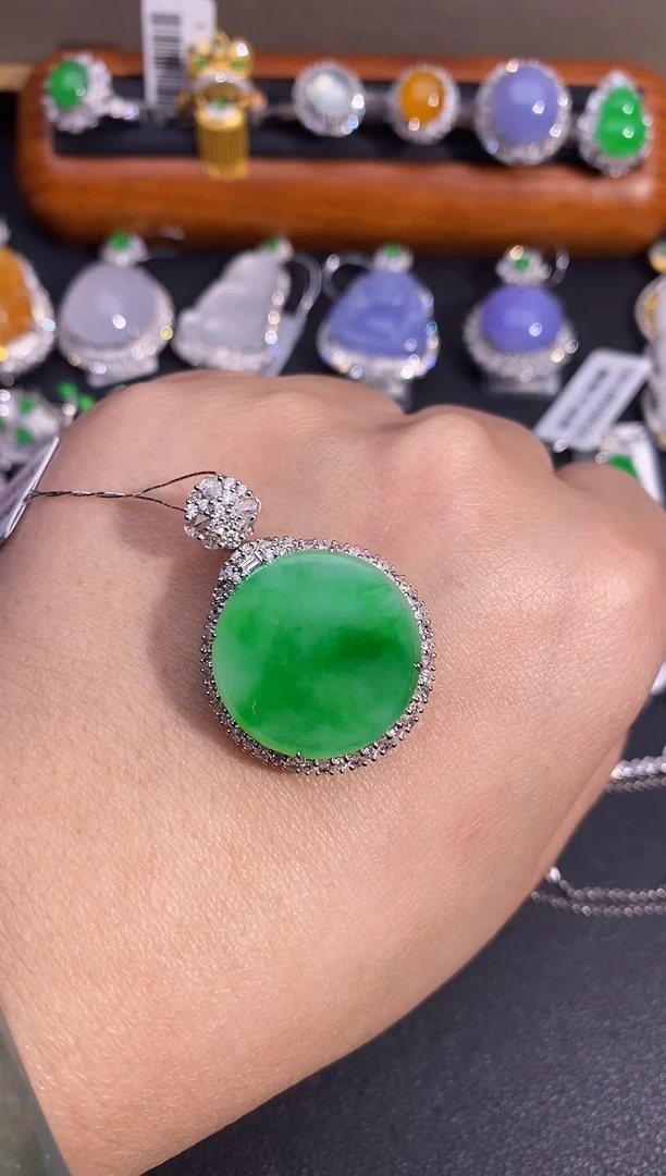 【闪购商品】翡翠吊坠(不含链)18K金镶嵌吊坠