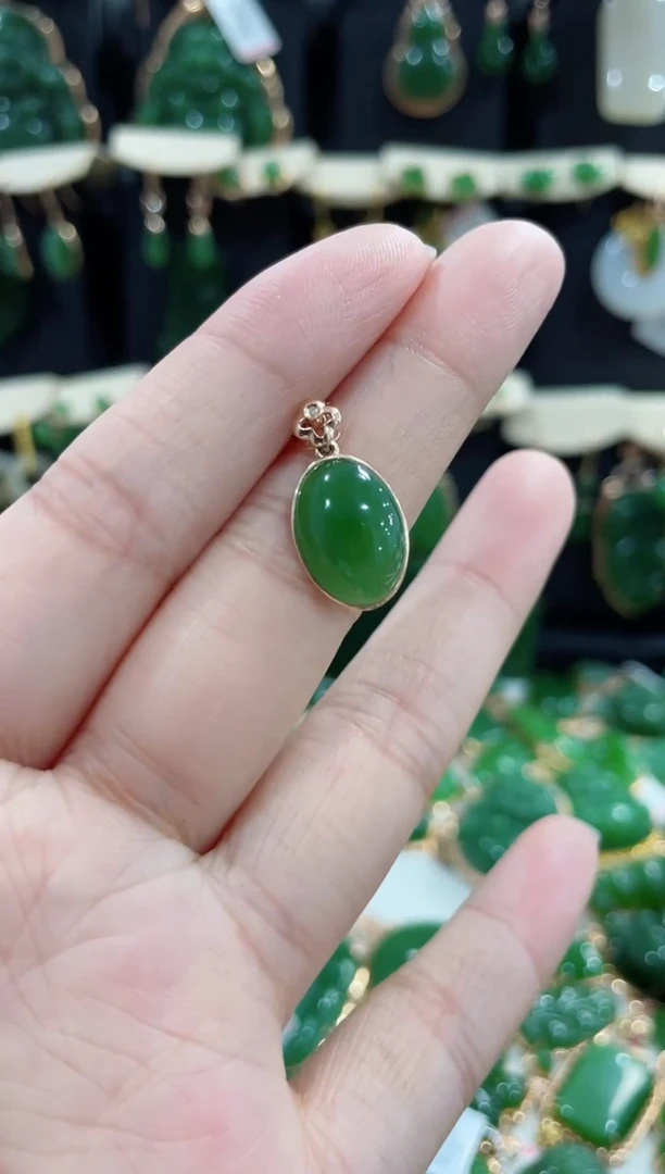 和田玉（碧玉）18K金镶嵌颈饰蛋面