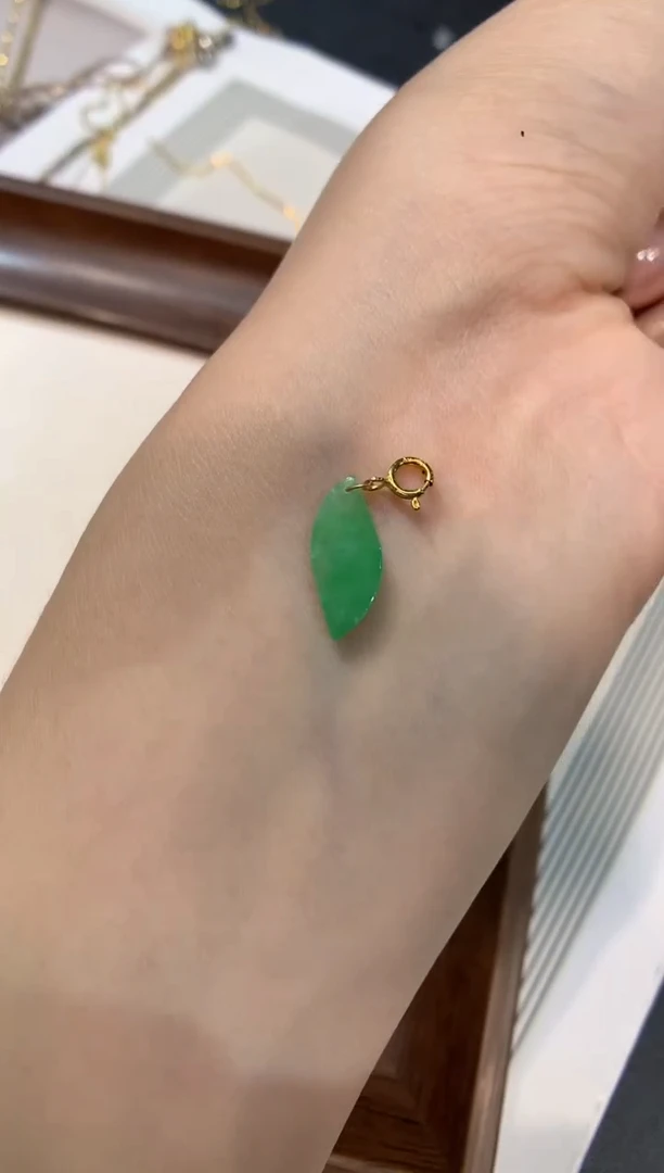 颈饰18K金镶嵌翡翠随形