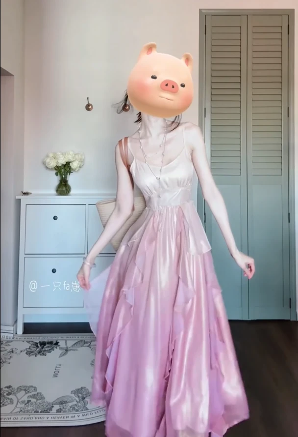 新款时尚气质显瘦U领吊带粉色连衣裙子女别致设计感高级氛围感潮