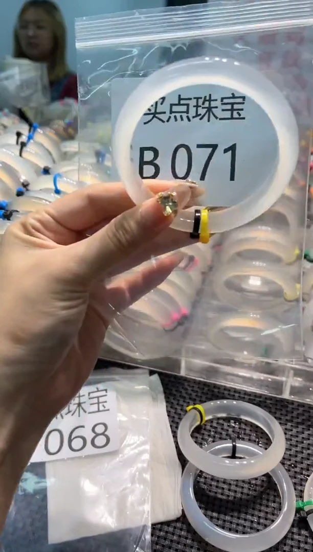 玛瑙/玉髓手镯未镶嵌BB071