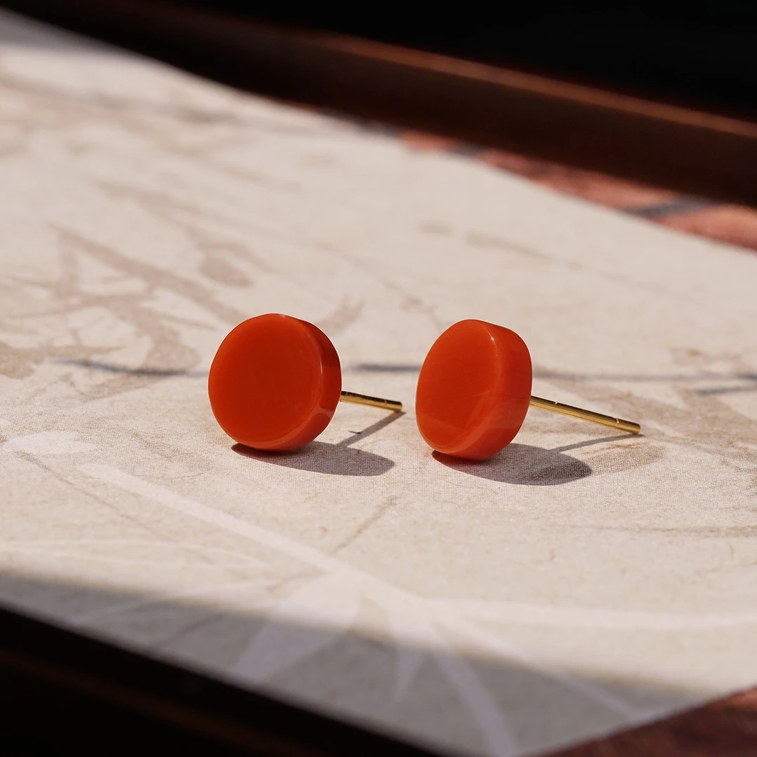 【福满】南红平面圆牌简镶耳钉（尺寸：8*2.7mm）