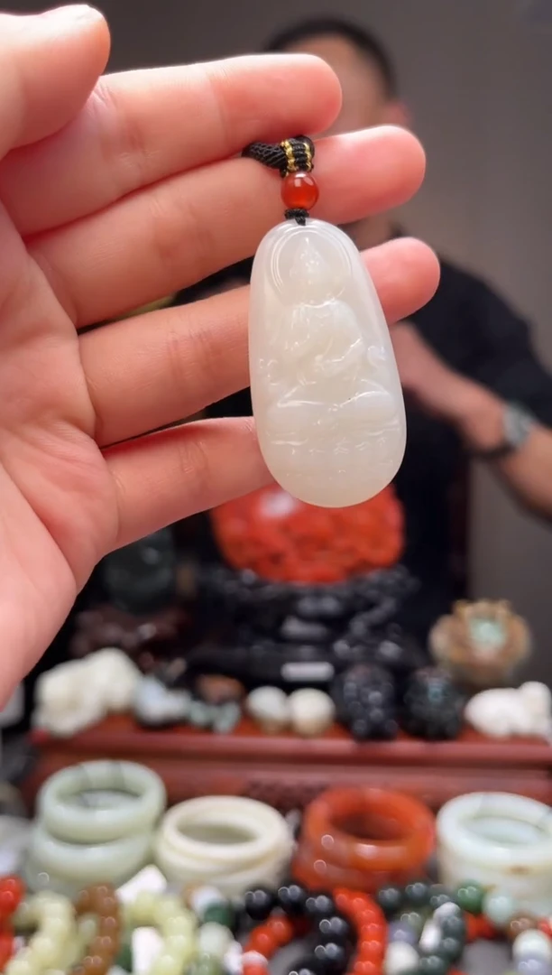 颈饰未镶嵌和田玉吊坠