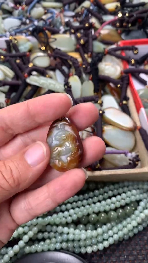 【闪购商品】和田玉颈饰未镶嵌多样性发货没有证书拍一发一有瑕