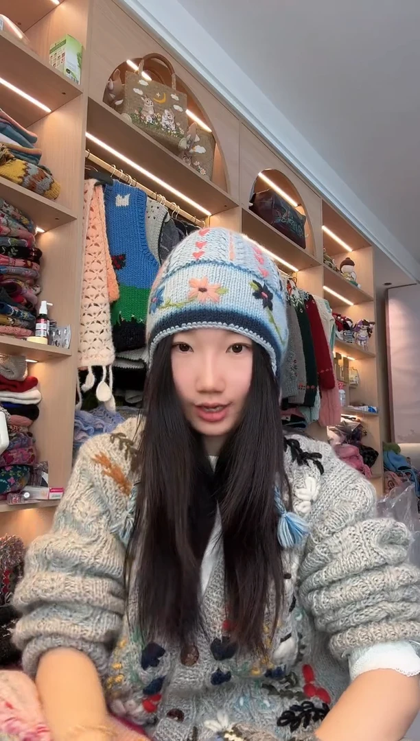 羊毛蓝色刺绣护耳帽