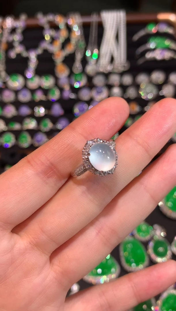 18K金镶嵌戒指翡翠玻璃种茅台白蛋面戒指