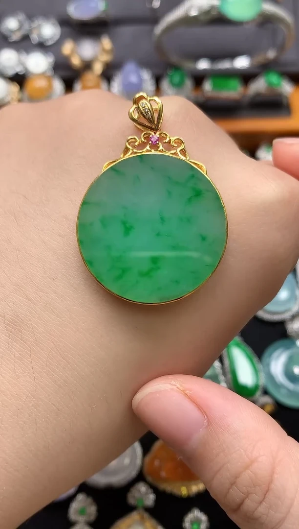 颈饰18K金镶嵌翡翠吊坠