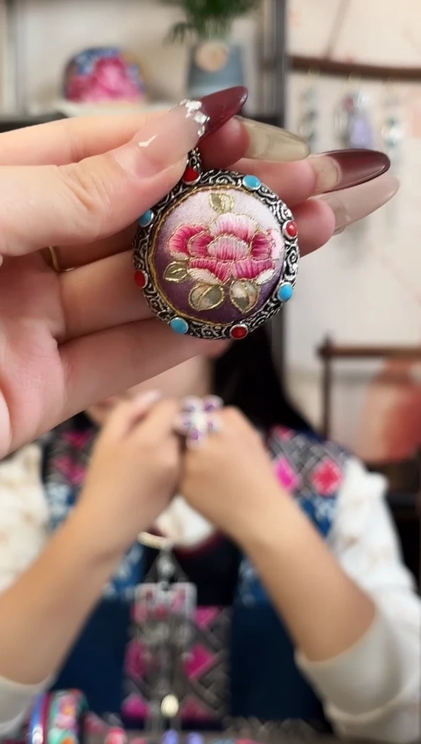 织绣民族风非遗老绣饰品