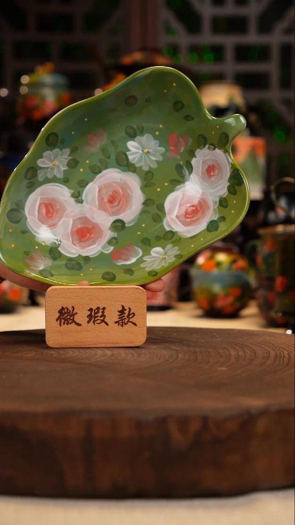 手绘油画  釉下彩  盘微瑕