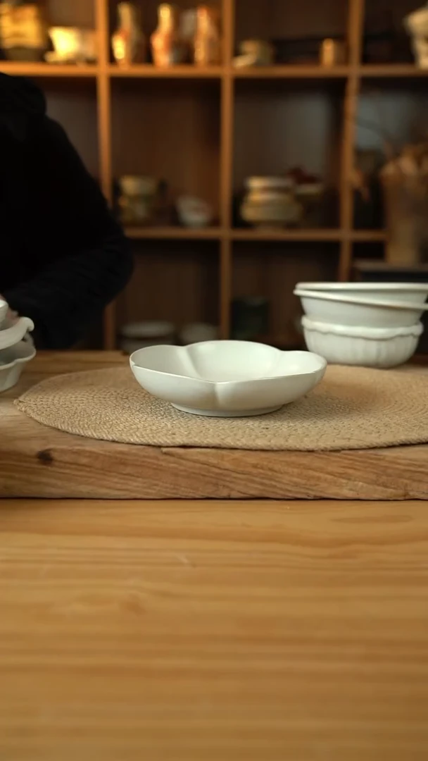 白色系列的6英寸花口盘1个