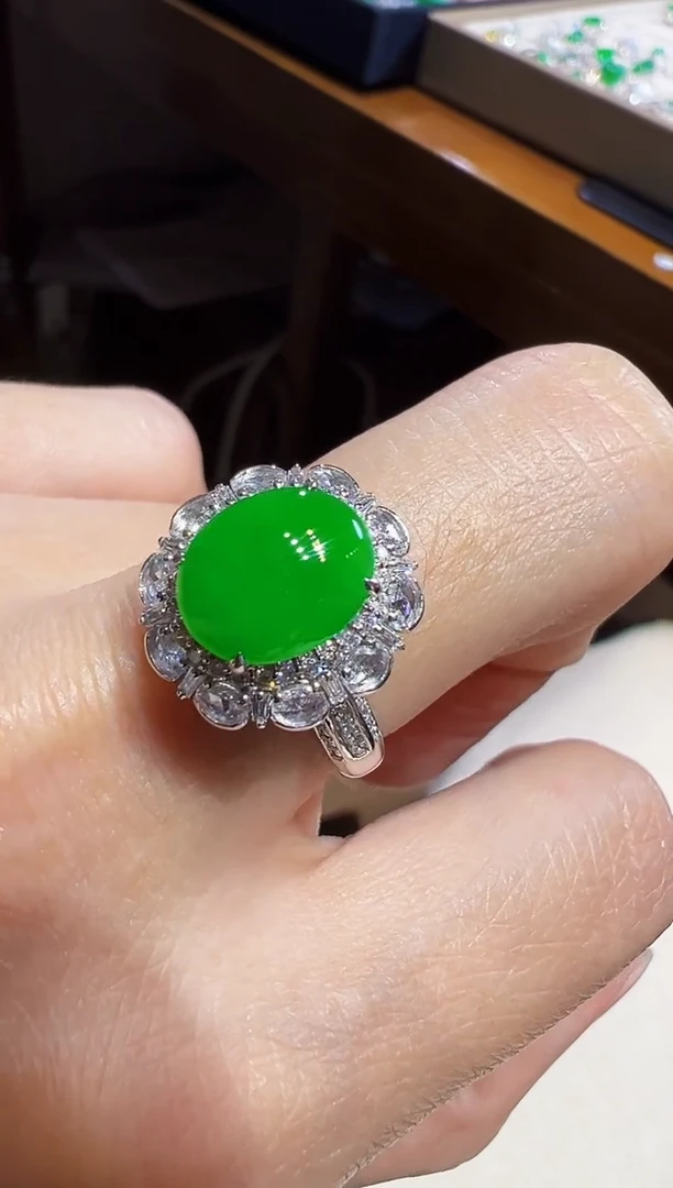 颈饰18K金镶嵌翡翠蛋面