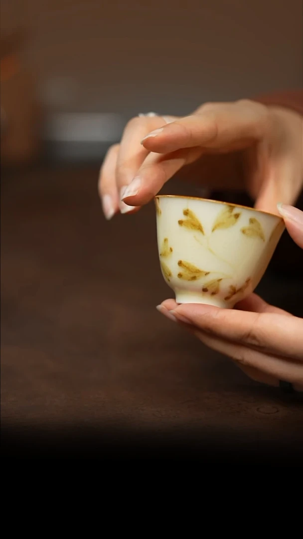 糖水釉缠枝纹杯