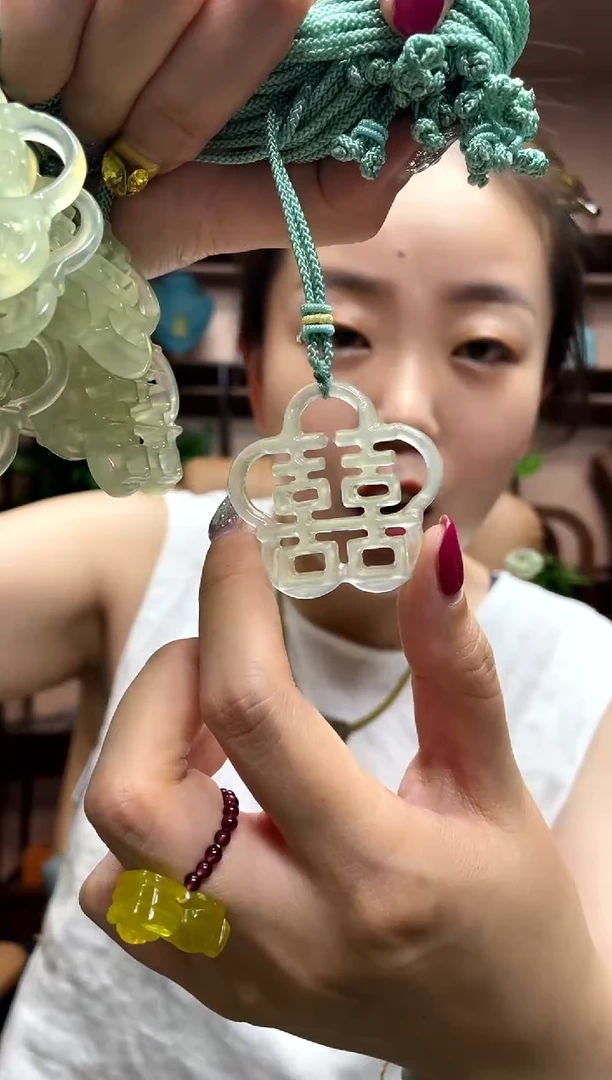 岫玉未镶嵌吊坠多样性发货发其中之一