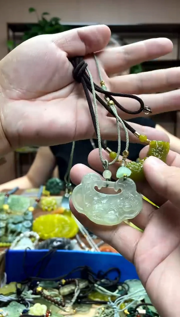 未镶嵌岫玉吊坠·微瑕