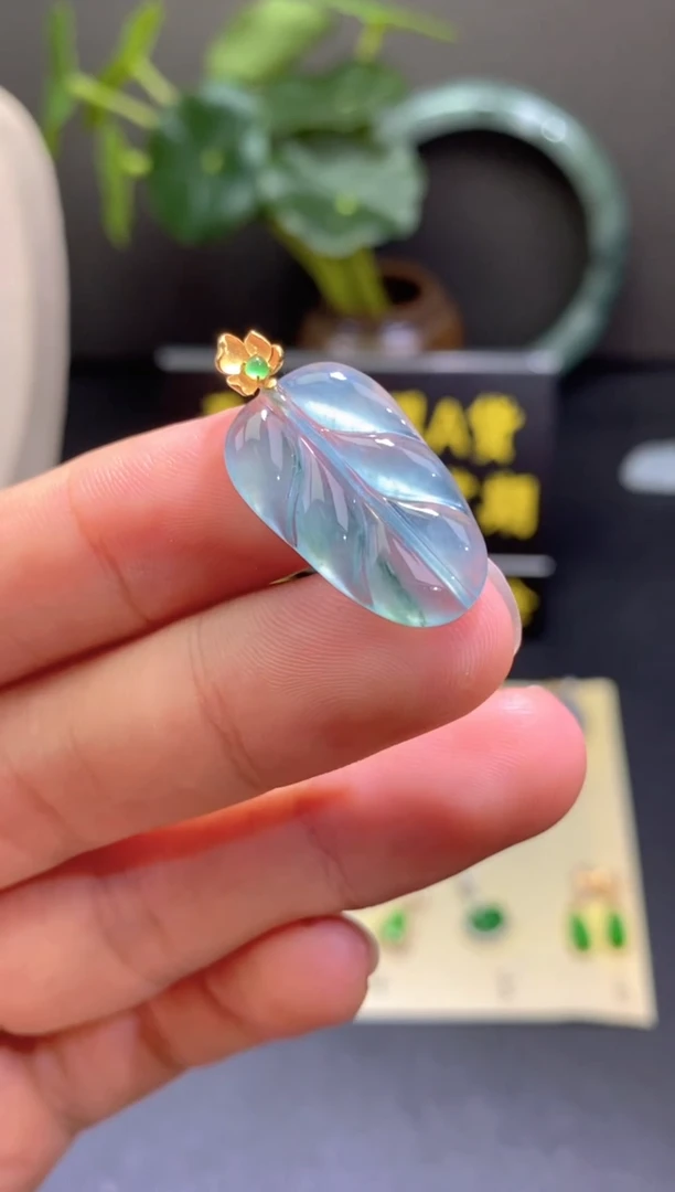 翡翠18K金镶嵌颈饰翡翠吊坠