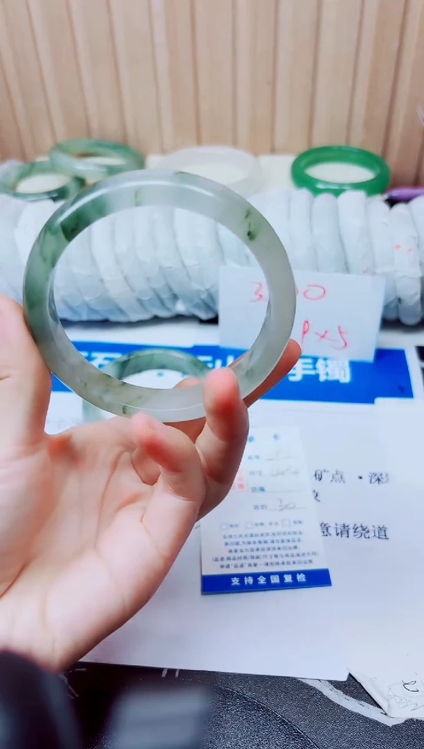 石英质玉手镯未镶嵌290/64.4