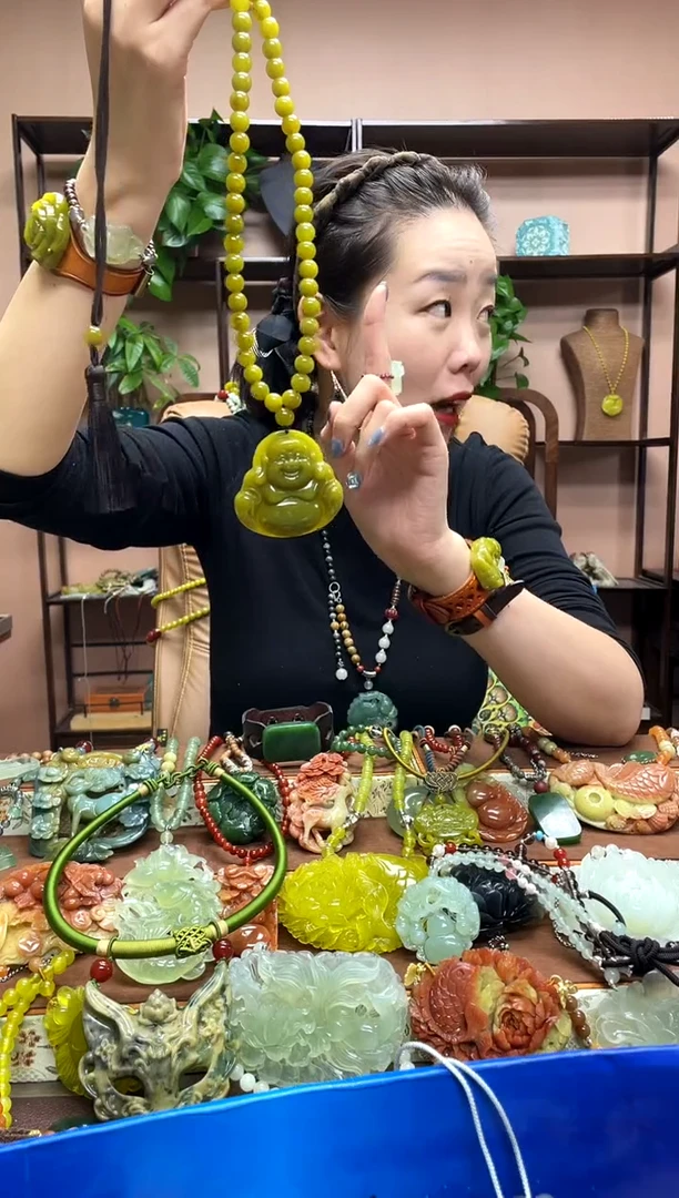未镶嵌岫玉颈饰多样性发货发其中之一