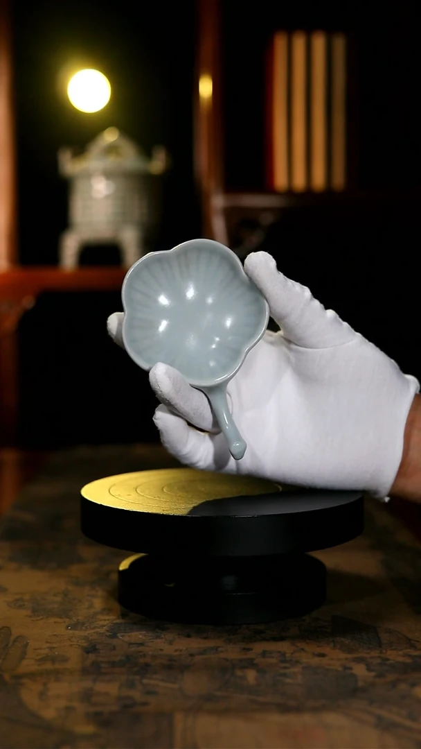 其他复烧月白釉梅花碟