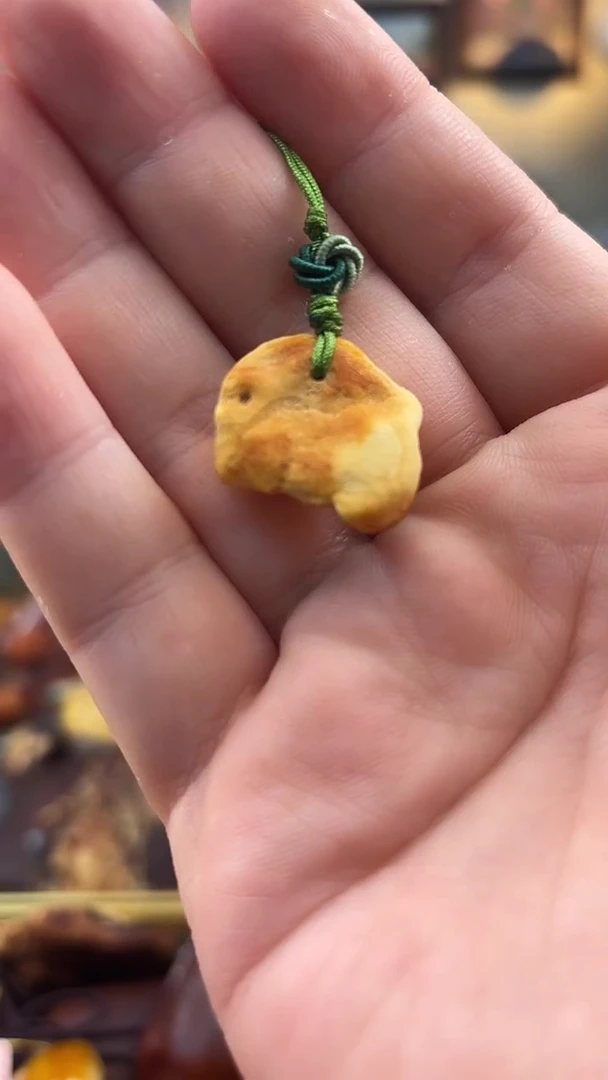 未镶嵌颈饰琥珀挂件