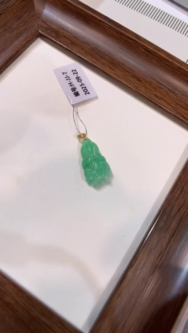 颈饰18K金镶嵌翡翠白菜