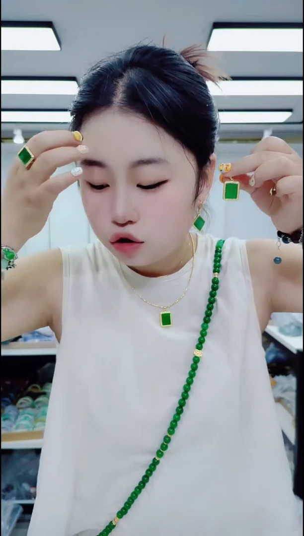 翡翠未镶嵌颈饰1902绿色方吊坠