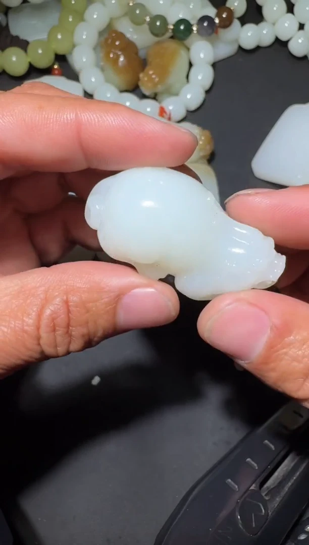 未镶嵌和田玉（糖玉）挂件和田玉