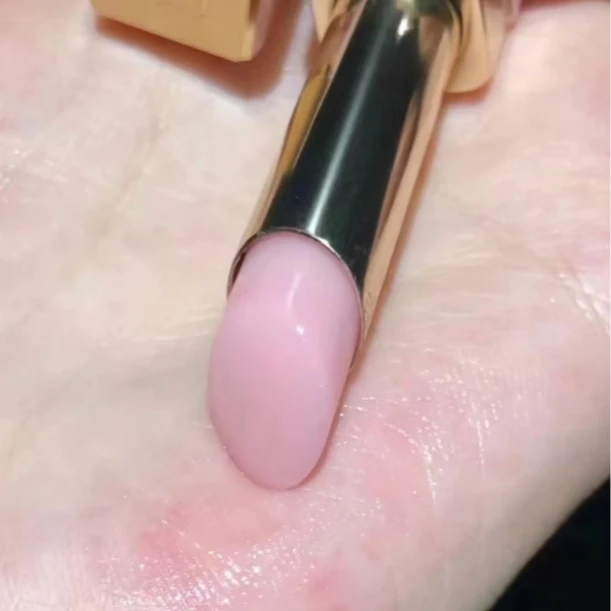粉色壳子装的粉唇膏