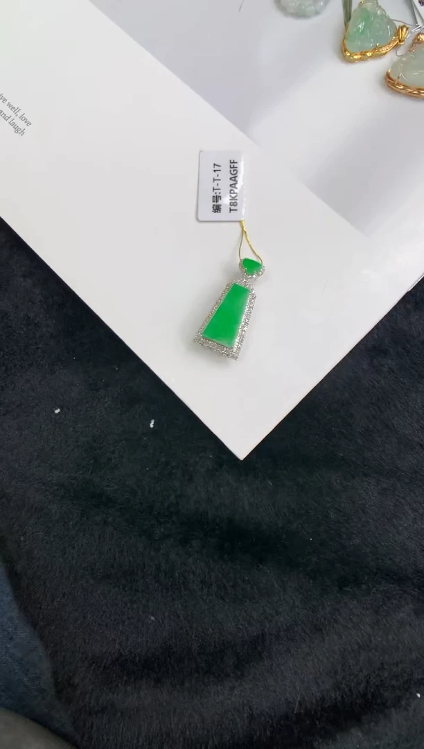 颈饰18K金镶嵌翡翠无事牌